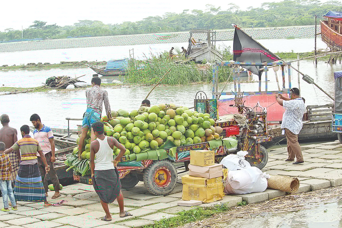 চর কুকরি-মুকরি আনা ডাব ঢাকায় নেওয়ার জন্য ট্রাকে তোলা হচ্ছে। সম্প্রতি ভোলার চরফ্যাশন উপজেলার বাবুরহাটে