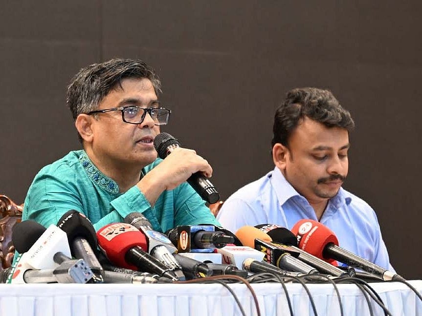 প্রধান উপদেষ্টার প্রেস সচিব শফিকুল আলমসহ প্রেস উইংয়ের সদস্যরা আজ বুধবার রাজধানীর ফরেন সার্ভিস একাডেমিতে সংবাদ সম্মেলনে কথা বলেন