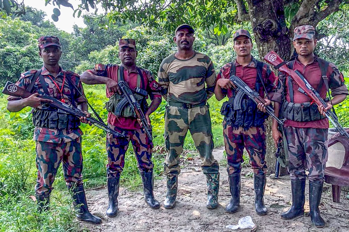 চাঁপাইনবাবগঞ্জ সীমান্তে পতাকা বৈঠকের পর আটক বিএসএফের সদস্যকে ফেরত দিয়েছে বিজিবি। আজ বেলা সাড়ে ১১টার দিকে