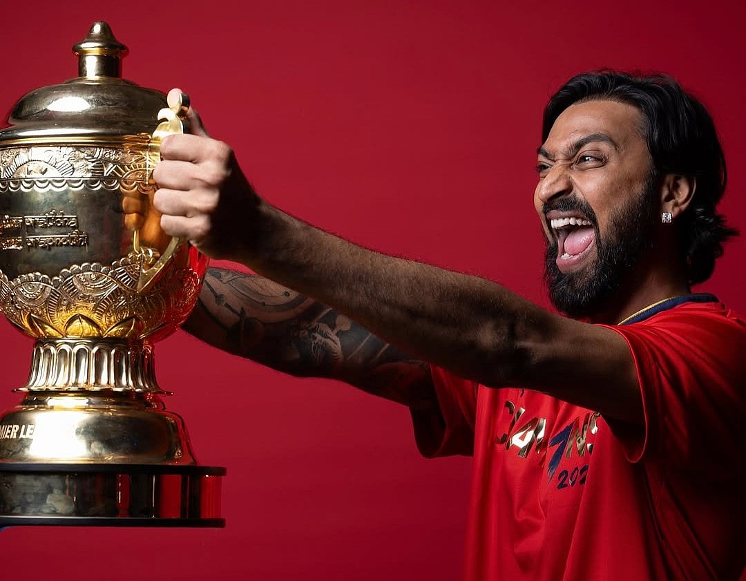 আইপিএল ট্রফি হাতে রয়্যাল চ্যালেঞ্জার্স বেঙ্গালুরু অলরাউন্ডার ক্রুনাল পান্ডিয়া