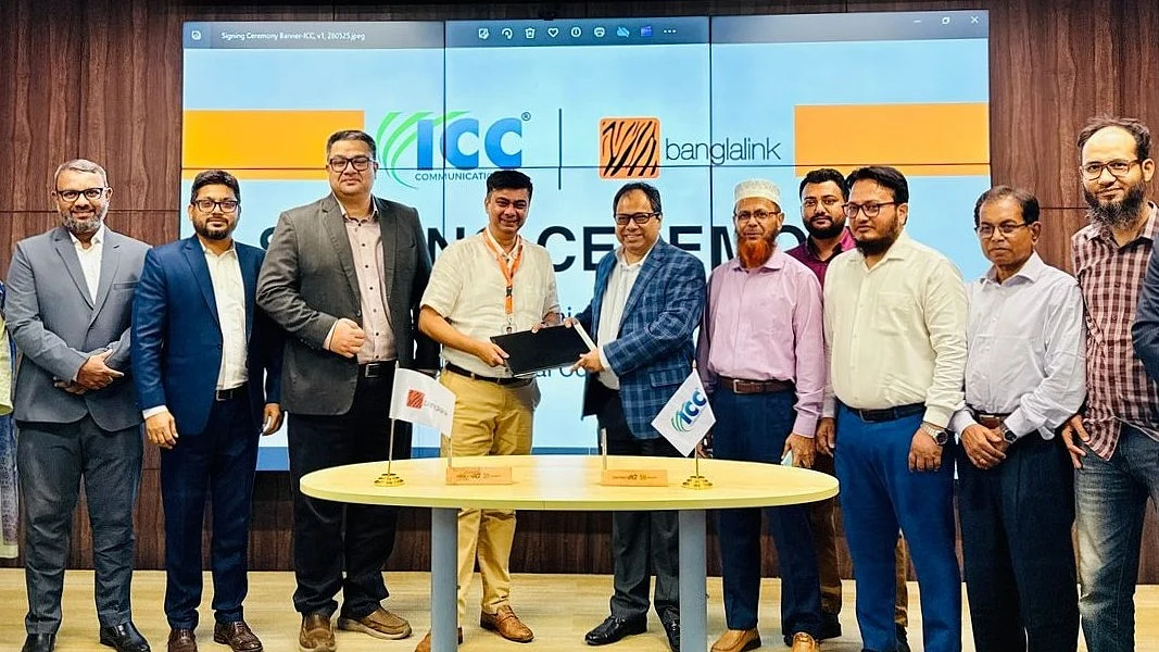 চুক্তি স্বাক্ষর অনুষ্ঠানে বাংলালিংক ও আইসিসি কমিউনিকেশন লিমিটেডের কর্মকর্তারা