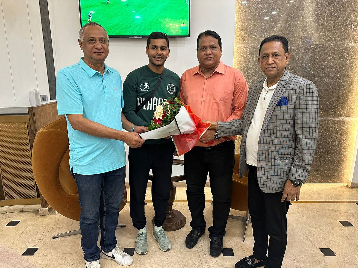 বিমানবন্দরে বাফুফের তিন সদস্য বরণ নেন শমিতকে