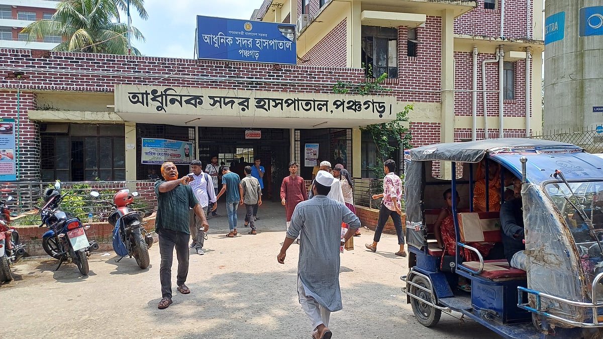 বিদ্যুৎস্পৃষ্ট হয়ে আহত একজনকে পঞ্চগড় আধুনিক সদর হাসপাতালে চিকিৎসা দেওয়া হয়েছে। আজ বুধবার সকালে