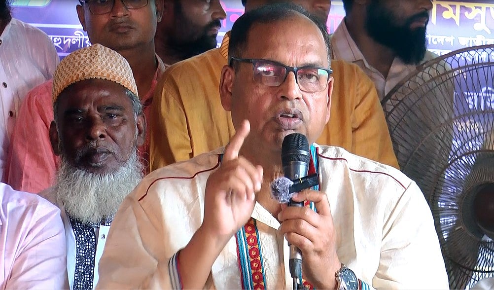 আলোচনা সভায় বিএনপির ভাইস চেয়ারম্যান শামসুজ্জামান দুদু। আজ বুধবার নারায়ণগঞ্জের ফতুল্লার কাঠেরপুল এলাকায়