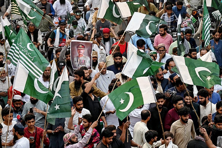 ভারতের সঙ্গে সাম্প্রতিক সংঘাতে নিজেদের বিজয় দাবি করে পাকিস্তানে দেশরটির সেনাপ্রধানের ছবি হাতে মিছিল