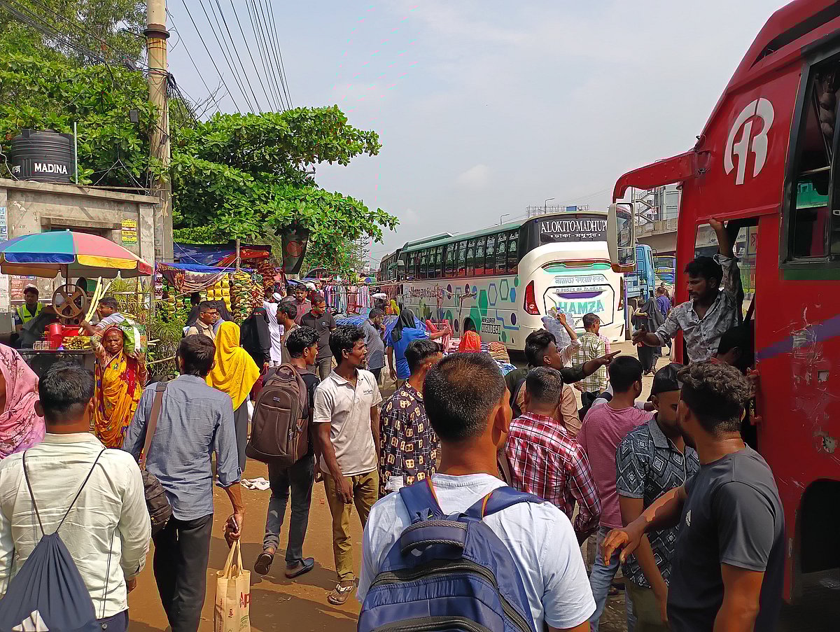 পরিবারের সঙ্গে ঈদ উদ্যাপন করতে ঘরমুখী মানুষ ও যানবাহনের চাপ মহাসড়কে বাড়ছে। আজ বুধবার সকালে