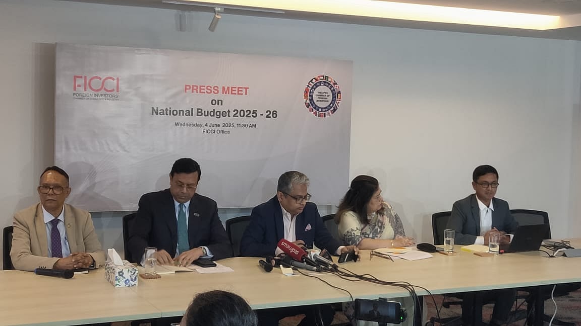 বাজেট পরবর্তী পর্যালোচনায় বক্তব্য দিচ্ছেন ফিকির সভাপতি। এ সময় সংগঠনের অন্য সদস্যরা উপস্থিত ছিলেন