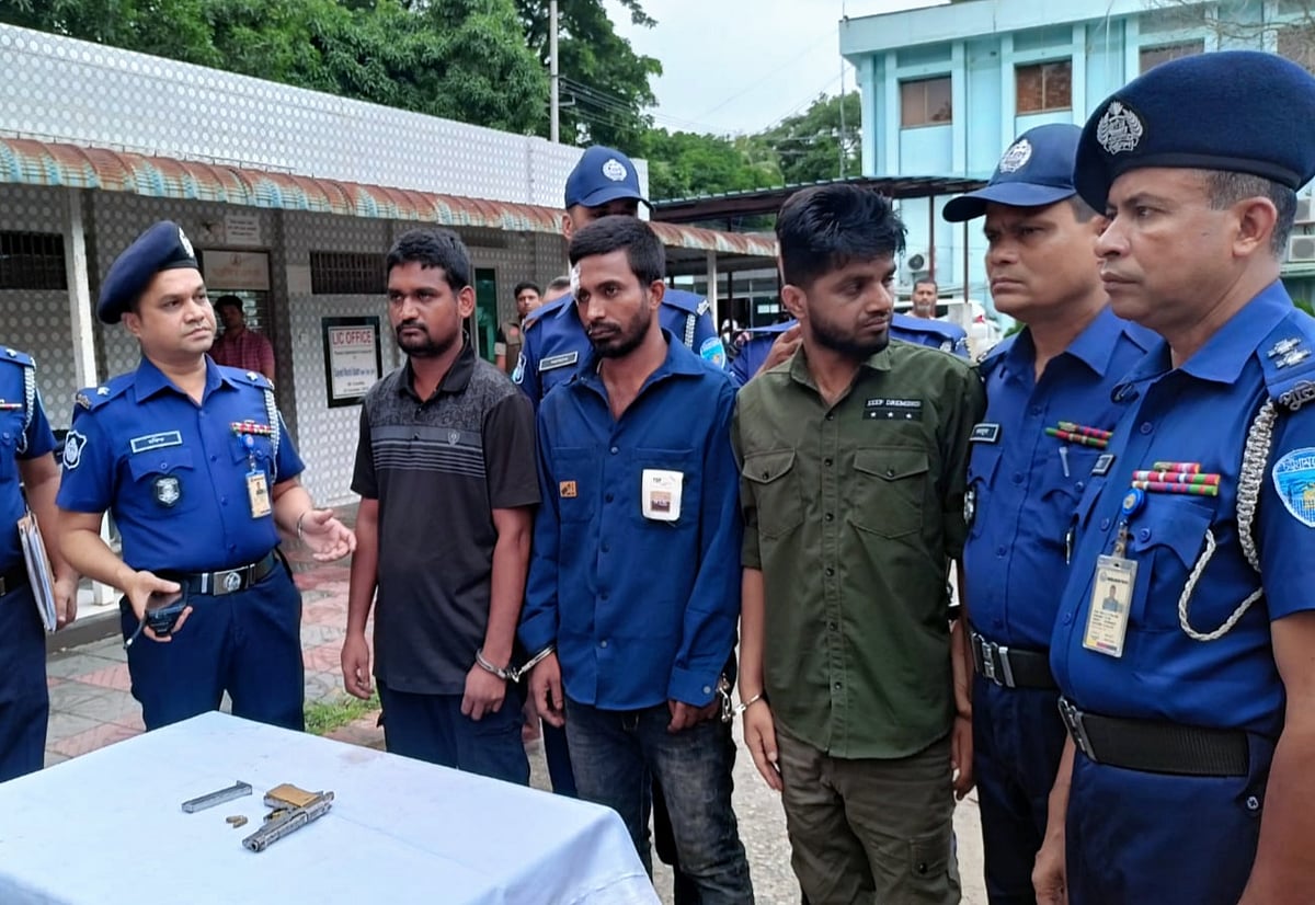 ডাকাতির প্রস্তুতিকালে আগ্নেয়াস্ত্রসহ গ্রেপ্তার তিন যুবক। আজ বুধবার কুমিল্লা জেলা পুলিশ সুপার কার্যালয়ের প্রাঙ্গণে