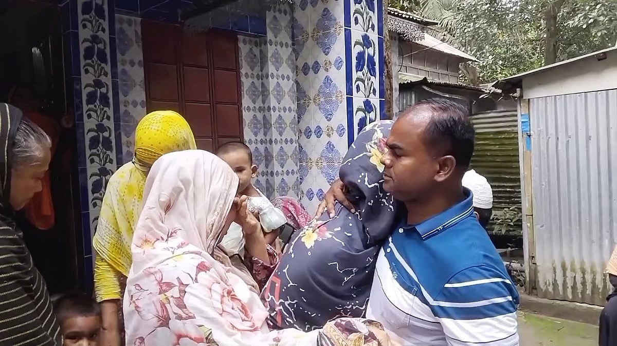 সড়ক দুর্ঘটনায় বাবা-ছেলেসহ তিন জনের মৃত্যুতে স্বজনদের আহাজারি। আজ বুধবার দুপুরে মাদারীপুরের শিবচর উপজেলার ডাইয়ারচর এলাকায়