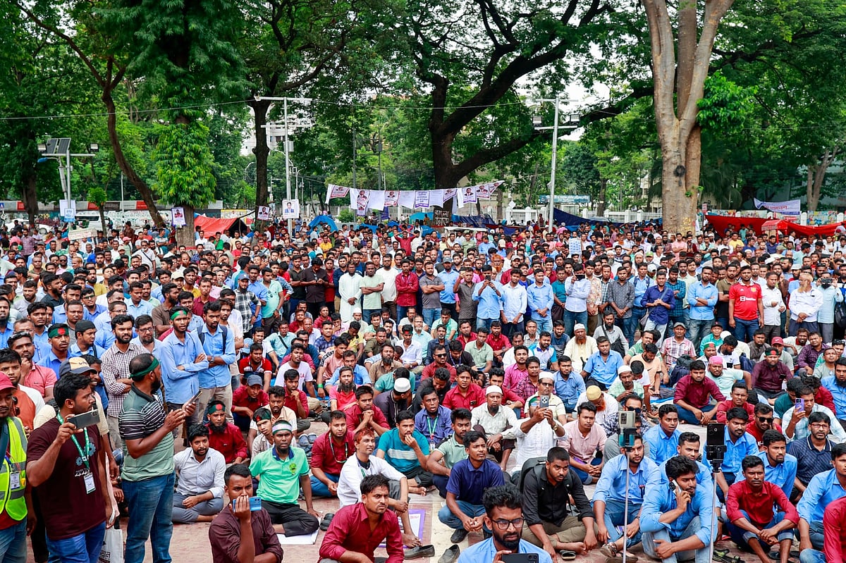 চাকরি নিয়মিত করাসহ ৭ দাবিতে কেন্দ্রীয় শহীদ মিনারে অবস্থান কর্মসূচি পালন করে আসছিলেন পল্লী বিদ্যুৎ সমিতির কর্মীরা