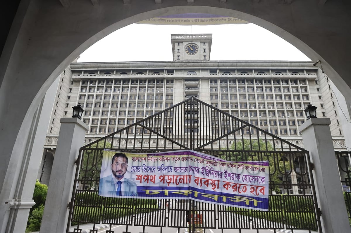 ঢাকা দক্ষিণ সিটির মূল ভবনের সামনে আজও তালা ঝুলছে। ৪ মে, গুলিস্তান