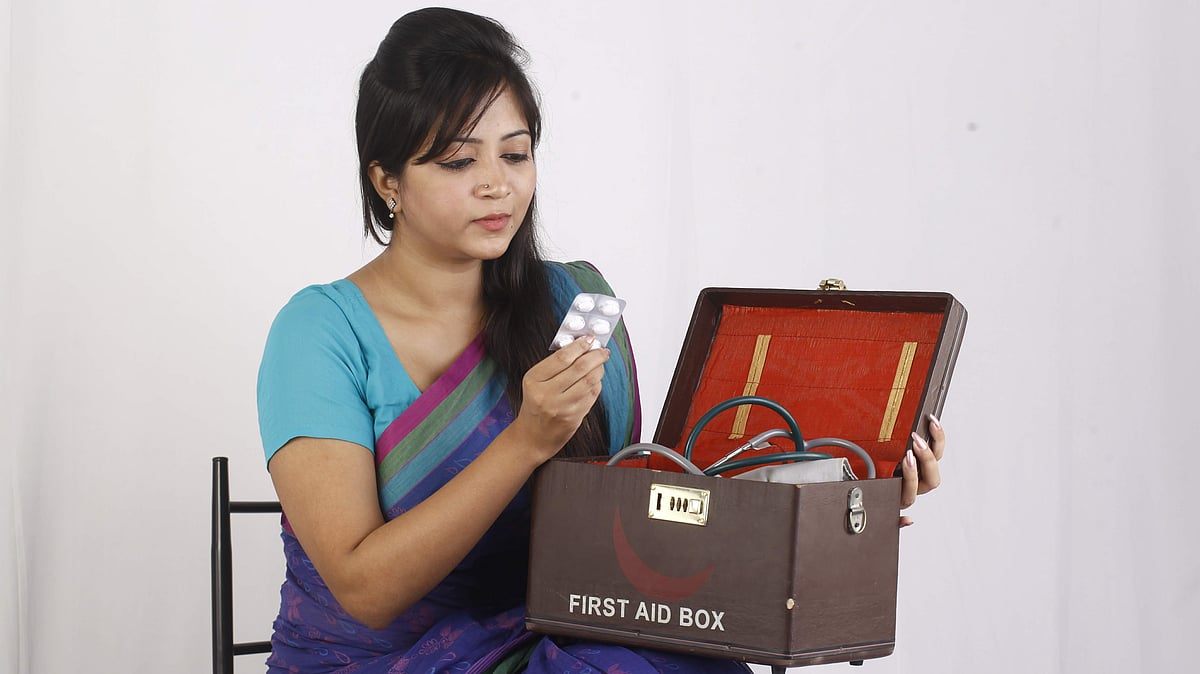 প্রাথমিক চিকিৎসা নিশ্চিত করতে জরুরি ওষুধ গুছিয়ে নিন