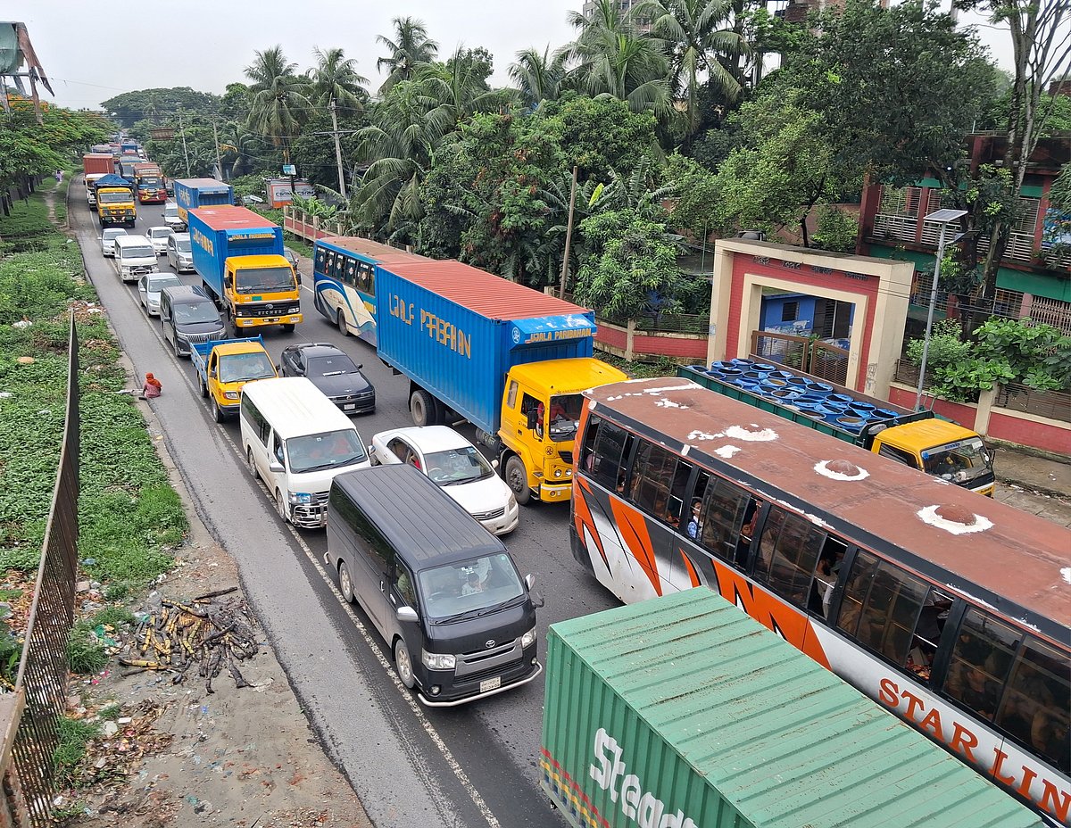 যানবাহনের চাপ বাড়ায় ঢাকা-চট্টগ্রাম মহাসড়কে যানজটের সৃষ্টি হয়েছে। আজ বুধবার সকাল ৯টার দিকে কুমিল্লার দাউদকান্দি উপজেলার গৌরীপুরে