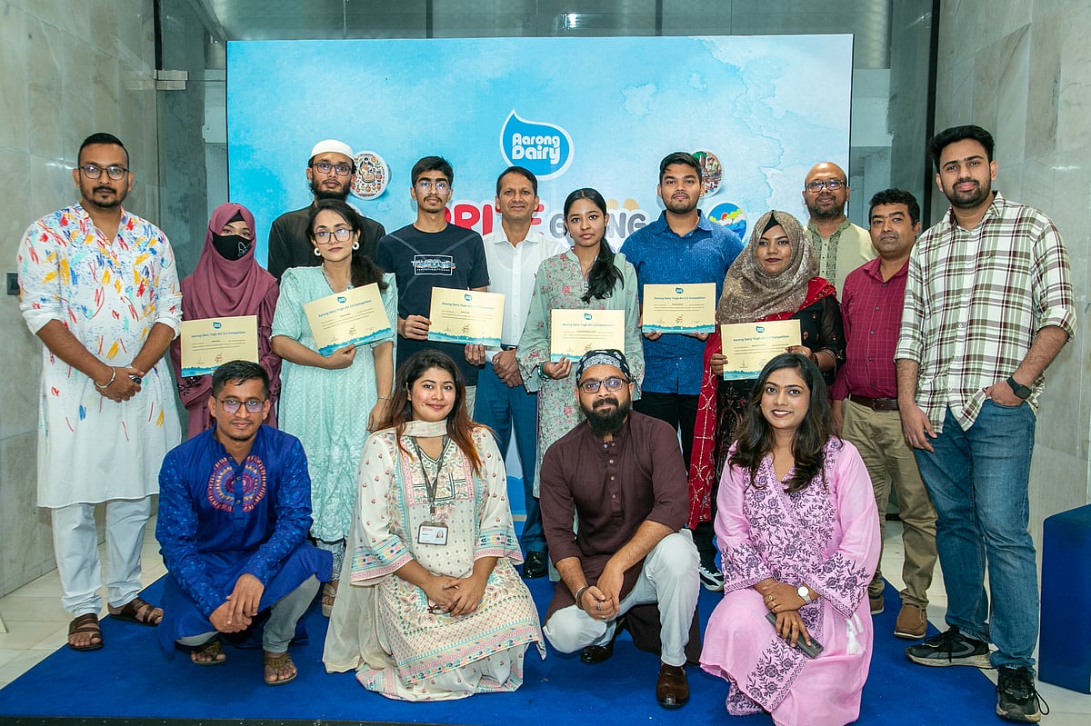 ব্র্যাক এন্টারপ্রাইজেস ও আড়ং ডেইরির কর্মকর্তাদের সঙ্গে ‘আড়ং ইয়োগ-আর্ট ২.০’ প্রতিযোগিতার বিজয়ীরা