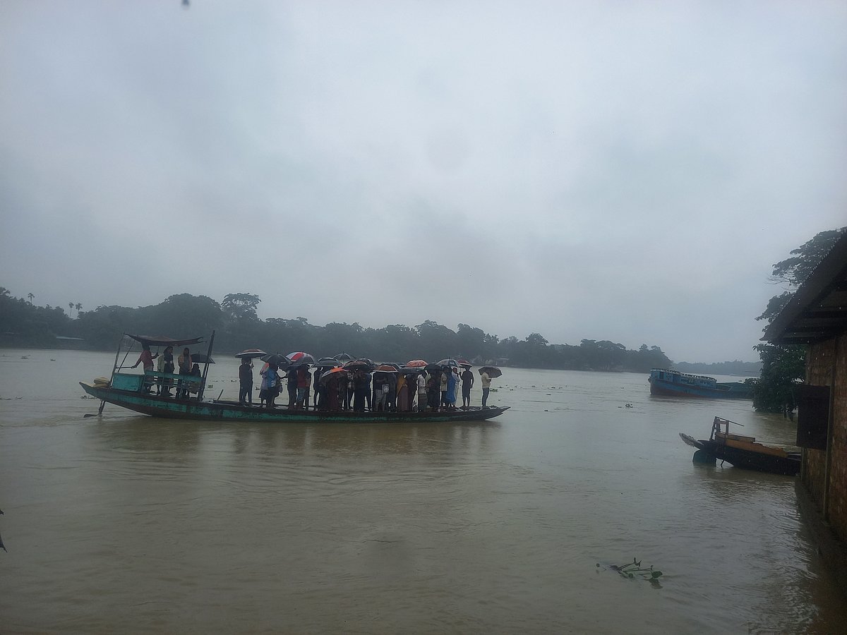 সুনামগঞ্জে ভারী বৃষ্টি না হলেও বেড়েছে সুরমাসহ প্রায় সব নদীর পানি। আজ সকালে সুরমা নদীর ইব্রাহিমপুর এলাকায়
