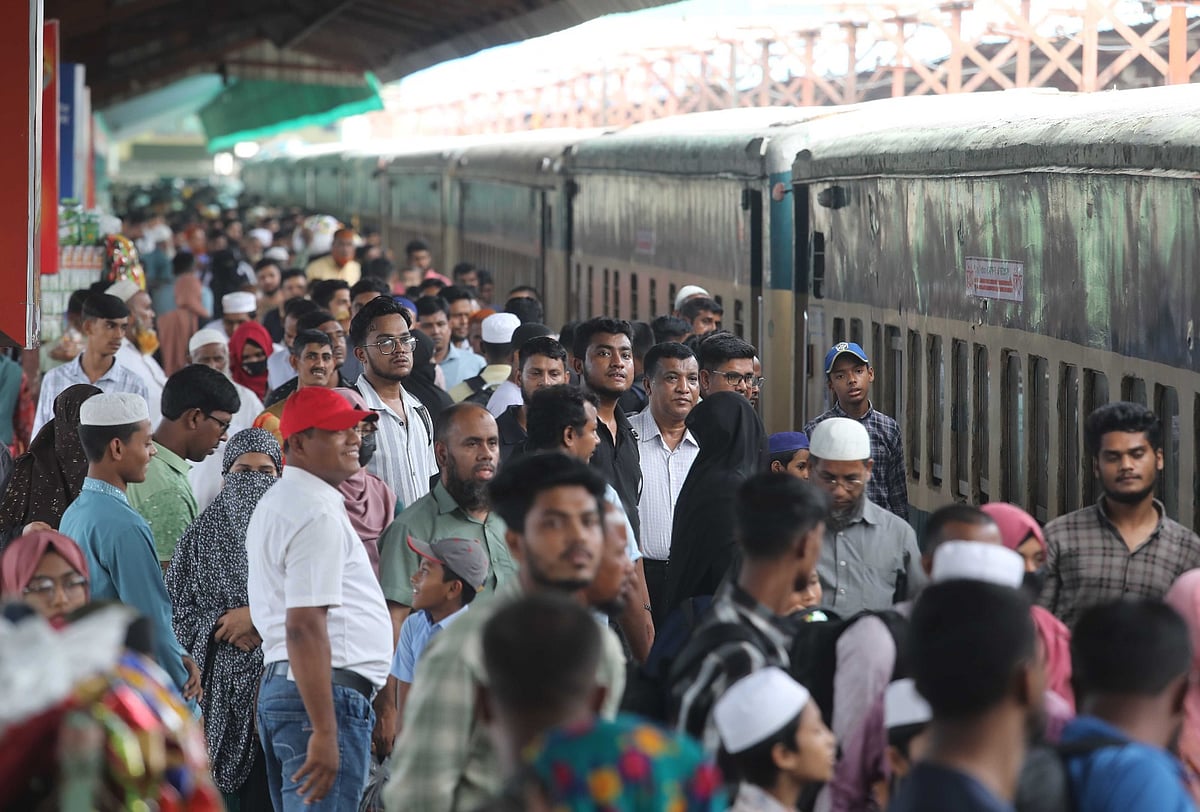 পবিত্র ঈদুল আজহা উপলক্ষে কর্মজীবী মানুষজন শহর ছাড়ছেন। গতকাল বিকেল সাড়ে চারটায় চট্টগ্রাম রেলস্টেশনে