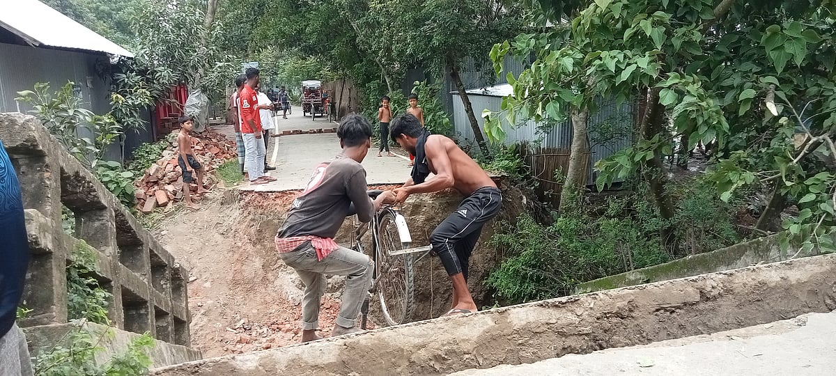 খালের ওপর ধসে পড়া সেতু। ফরিদপুরের সালথার ভাওয়াল ইউনিয়নের ইউসুফদিয়া ইজারাপাড়া এলাকায়