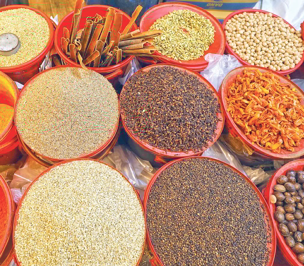 দোকানে সাজিয়ে রাখা হয়েছে মসলা। গতকাল চট্টগ্রাম নগরের বহদ্দারহাট বাজারে