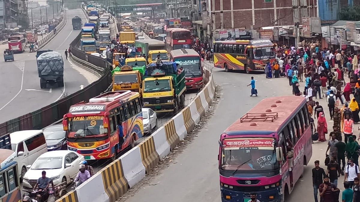 ঢাকা-টাঙ্গাইল মহাসড়কের গাজীপুরের চন্দ্রা ত্রিমোড় এলাকায় যানবাহন চলছে ধীরগতিতে। আজ বৃহস্পতিবার নয়টার দিকে