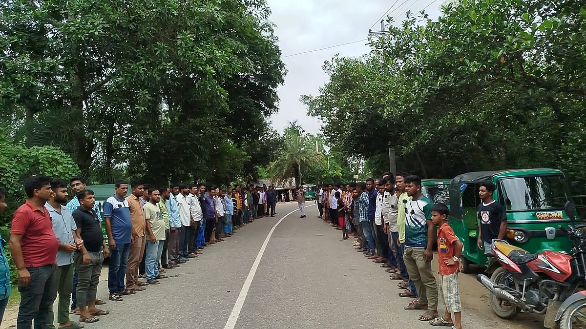 হবিগঞ্জের চুনারুঘাটে অটোরিকশাচালক মর্তুজকে পিটিয়ে হত্যার প্রতিবাদে মানববন্ধন ও বিক্ষোভ। আজ দুপুরে ঢাকা-সিলেট পুরাতন মহাসড়কের লোহার ব্রিজ এলাকায়