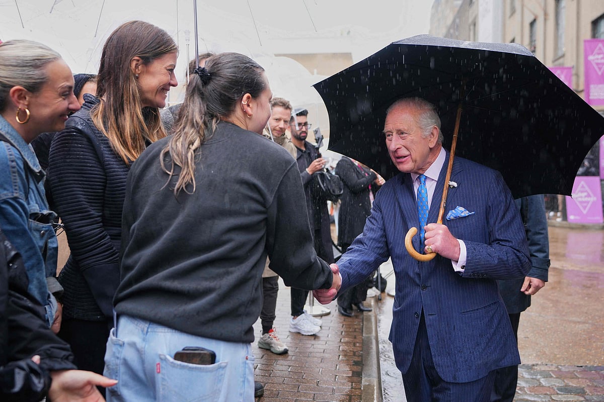 ব্রিটিশ রাজা তৃতীয় চার্লস নিজ হাতে ধরে ব্রিকলেনে ঘুরলেন। কুশল বিনিময় করলেন সাধারণ মানুষের সঙ্গে। ইস্ট লন্ডন, যুক্তরাজ্য, ৫ জুন ২০২৫