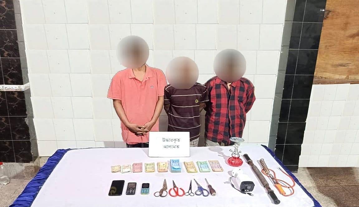 ৯ পদাতিক ডিভিশন এবং র‍্যাব-১০-এর যৌথ অভিযানে রাজধানীর স্বামীবাগ এলাকা থেকে চাঁদাবাজির অভিযোগে তিনজনকে আটক করা হয়