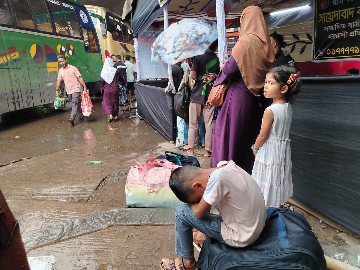 বাসের জন্য অপেক্ষা করতে করতে ক্লান্ত হয়ে পড়েছে শিশুটি। আজ বৃহস্পতিবার সকালে, রাজধানীর সায়েদাবাদ বাস টার্মিনালে