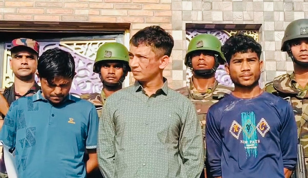 কক্সবাজারের রামুর গর্জনিয়াতে সেনাবাহিনীর অভিযানে অস্ত্র-গুলি-মাদকসহ গ্রেপ্তার শাহীনুর রহমান ওরফে ‘ডাকাত শাহীন’ (মাঝখানে)। আজ বিকেলে