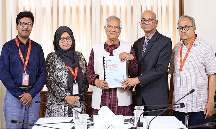 প্রধান উপদেষ্টা অধ্যাপক মুহাম্মদ ইউনূসের কাছে প্রতিবেদন জমা দেন গুমসংক্রান্ত তদন্ত কমিশনের সভাপতি মঈনুল ইসলাম চৌধুরী। রাষ্ট্রীয় অতিথি ভবন যমুনা, ঢাকা, ৪ জুন