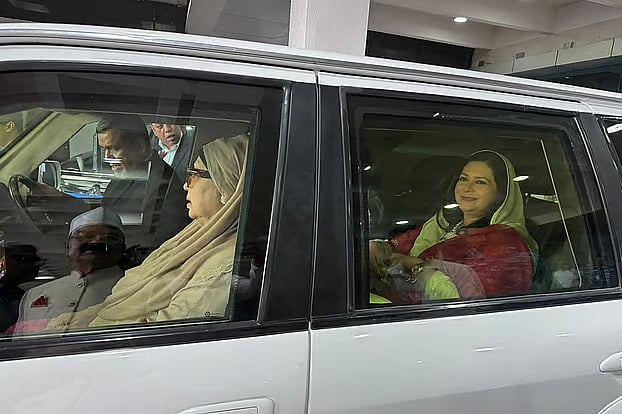 ঢাকার হজরত শাহজালাল বিমানবন্দর থেকে বিএনপি চেয়ারপারসন খালেদা জিয়া গুলশানে নিজের বাসভবন ফিরোজার উদ্দেশে রওনা দেন। পেছনে বসে রয়েছেন পুত্রবধূ জুবাইদা রহমান। গত ৬ মে তোলা