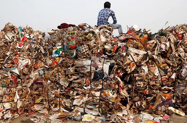 গত দুই দশকে বাংলাদেশের শহরাঞ্চলে প্লাস্টিক ব্যবহার প্রায় তিন গুণ বেড়েছে।