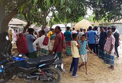 সিরাজগঞ্জের উল্লাপাড়ায় নিখোঁজের ৬ দিন পর এক যুবকের লাশ উদ্ধারের খবরে ঘটনাস্থলে ভিড় করেন স্থানীয় বাসিন্দারা। আজ বেলা আড়াইটার দিকে উপজেলার বাঙ্গালা ইউনিয়নের ভয়নগর গ্রামে
