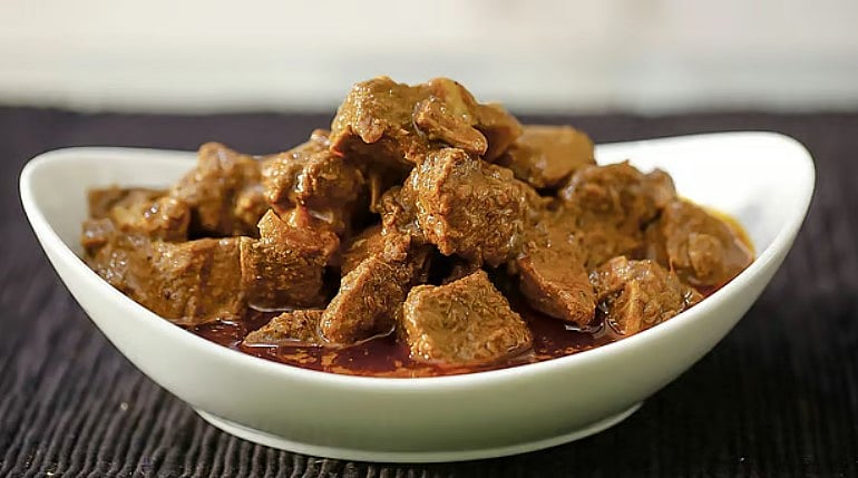 লাল মাংস আমাদের শরীরের জন্য একটি গুরুত্বপূর্ণ পুষ্টির উৎস—যেখানে রয়েছে প্রোটিন, আয়রনসহ অনেক উপকারী উপাদান