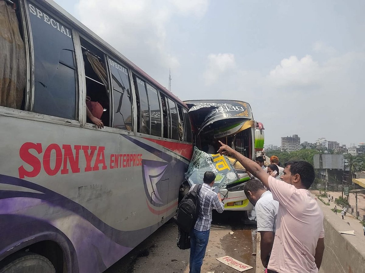 গাজীপুরের টঙ্গীতে ঢাকা-ময়মনসিংহ মহাসড়কের উড়ালসড়কে যাত্রীবাহী দুটি বাসের মুখোমুখি সংঘর্ষে উভয় বাসের চালকসহ অন্তত ২০ জন যাত্রী আহত হয়েছেন। আজ বৃহস্পতিবার দুপুরে  টঙ্গীর চেরাগ আলী এলাকায়