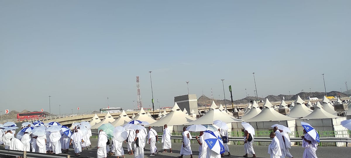 মিনা থেকে আরাফাত ময়দানের দিকে  যাত্রা