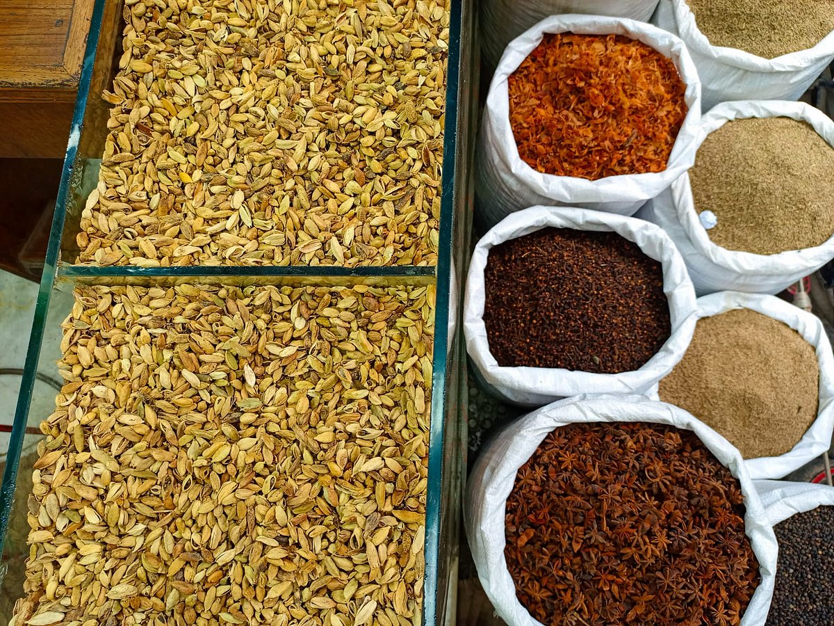 রাজধানীর মৌলভীবাজারের একটি দোকানে সাজিয়ে রাখা হয়েছে বিভিন্ন ধরনের মসলা