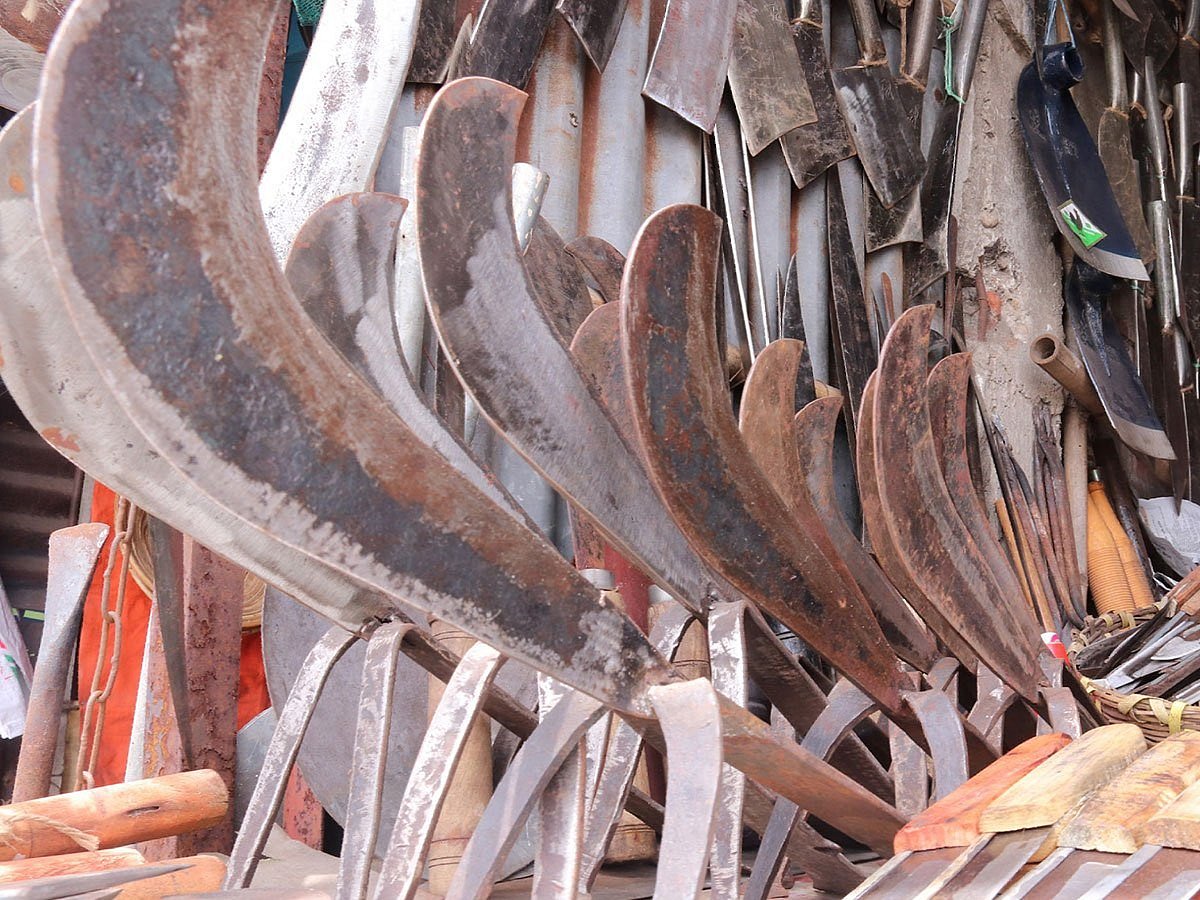 কোরবানির সময় মাংস কাটার জন্য দা-ছুরি-চাপাতির চাহিদা বাড়ে।