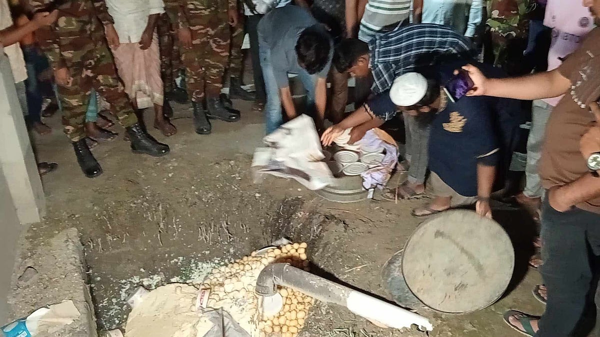 রংপুর নগরের ময়নাকুঠি এলাকায় গতকাল বুধবার রাতে হিমাগার থেকে মিষ্টি ও দই জব্দ করা হয়েছে