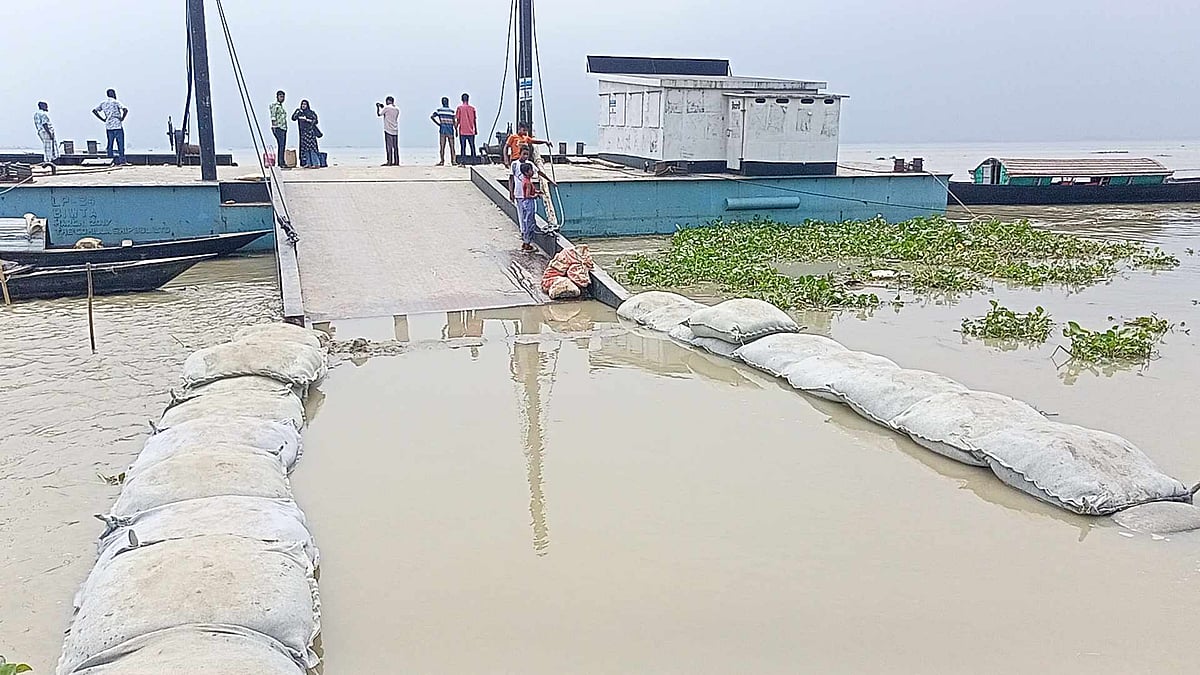 কুড়িগ্রামে ব্রহ্মপুত্র নদের পানি বৃদ্ধি পেয়ে ফেরি চলাচল বন্ধ হয়ে গেছে। বৃহস্পতিবার সকালে চিলমারি নৌ ঘাট থেকে তোলা