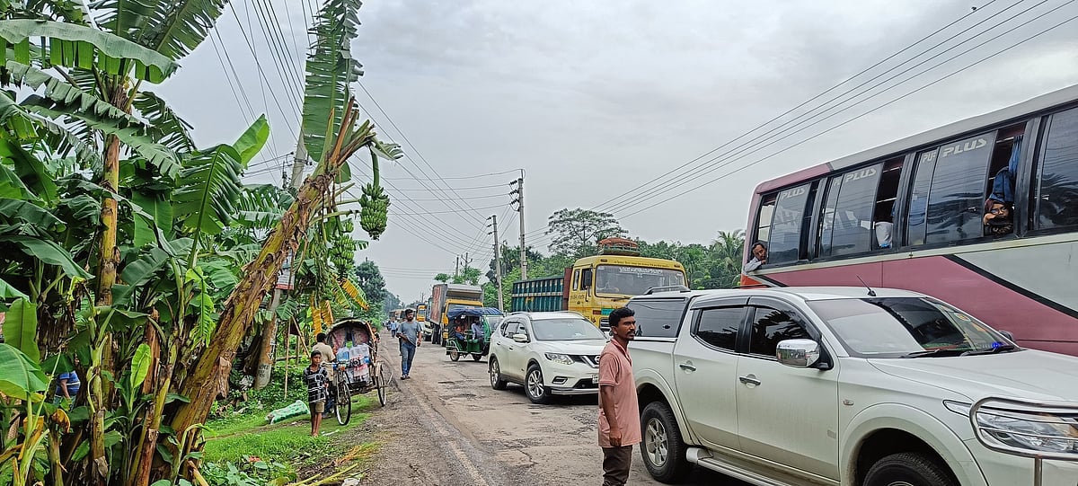 ঢাকা-বরিশাল মহাসড়কের সৃষ্ট যানজট। আজ দুপুর আড়াইটার দিকে ফরিদপুর সদরের মুন্সিবাজার এলাকায়