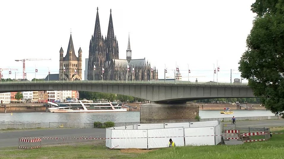 জার্মানির কোলন শহরে বোমার আতঙ্কের কারণে ঘিরে ফেলা এলাকায় কাজ করছেন নিরাপত্তাবাহিনীর এক সদস্য। ৪ জুন, কোলন