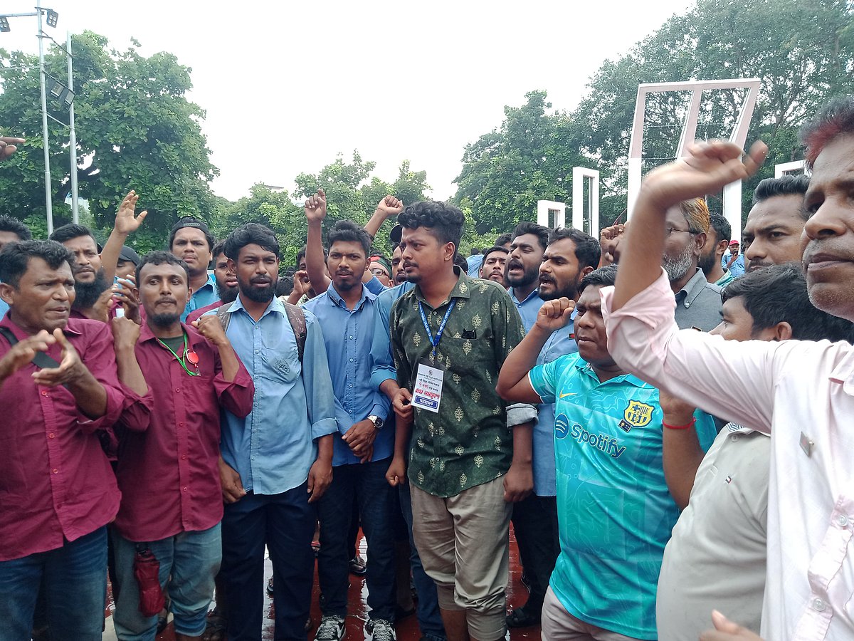 সাত দফা দাবিতে আন্দোলন করছেন পল্লী বিদ্যুৎ সমিতির কর্মীরা। কেন্দ্রীয় শহীদ মিনার। বৃহস্পতিবার