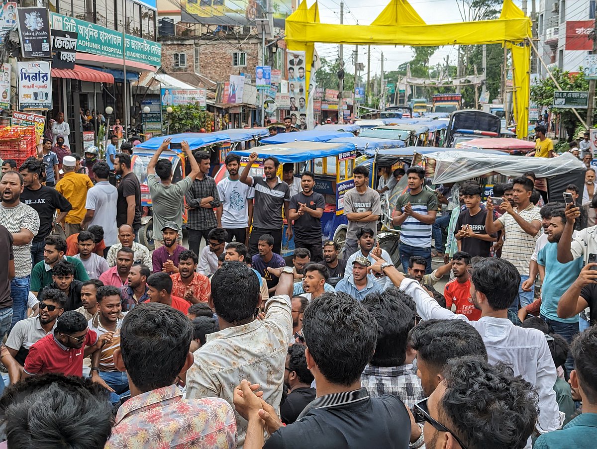 ছাত্রদলের কমিটি বাতিলের দাবিতে একটি পক্ষ ঢাকা-শরীয়তপুর সড়ক অবরোধ করে রাখে। এ সময় জেলা শহরে দুই কিলোমিটারব্যাপী যানজটের সৃষ্টি হয়