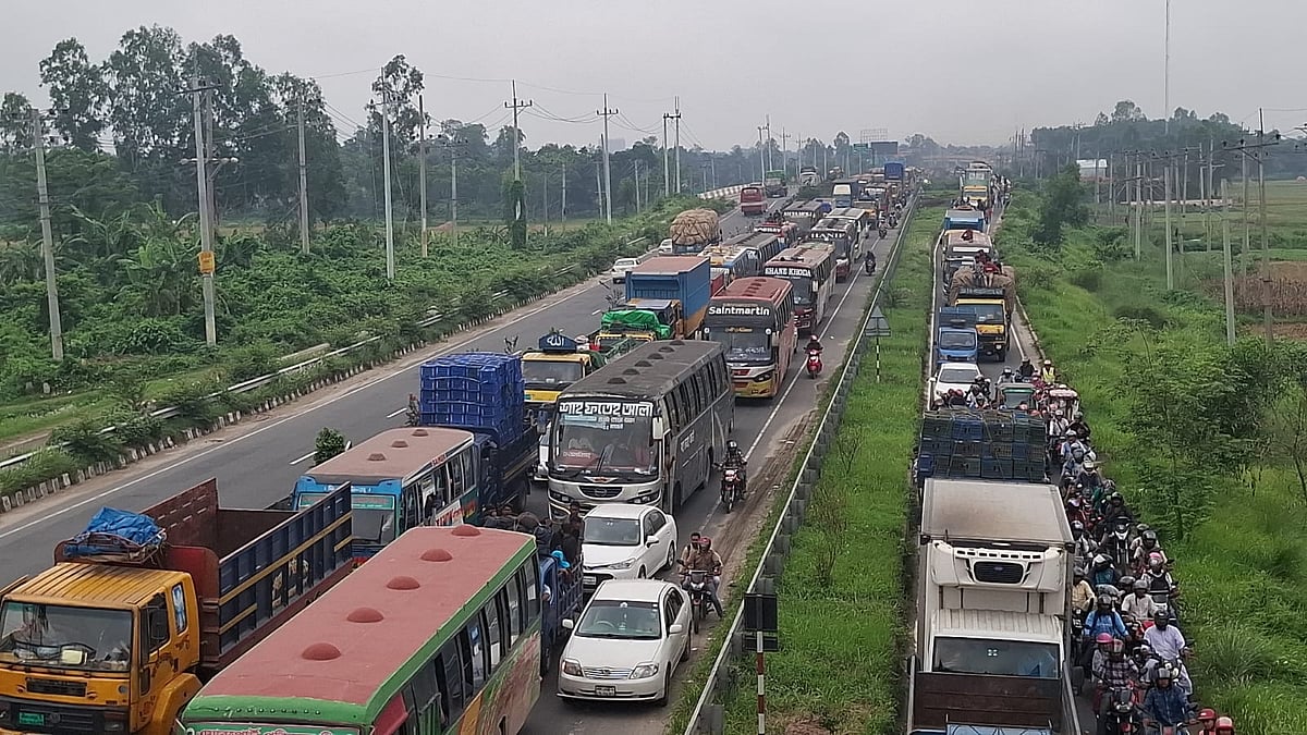 যমুনা সেতু থেকে টাঙ্গাইল শহর বাইপাস পর্যন্ত দীর্ঘ যানজটের সৃষ্টি হয়েছে। আজ বৃহস্পতিবার সকাল সাড়ে ৯টার দিকে কালিহাতী উপজেলার পৌলি এলাকায়