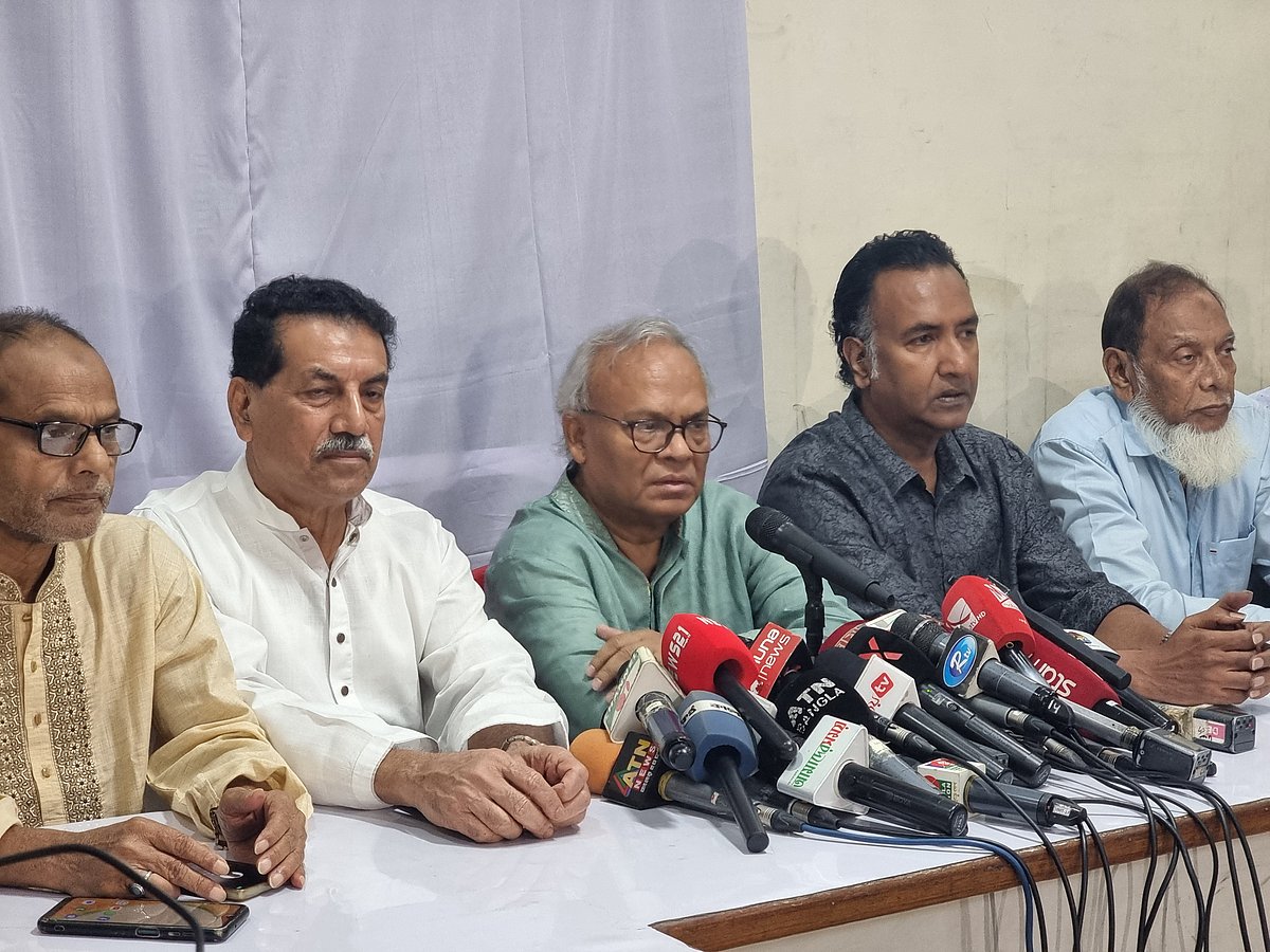 সংবাদ সম্মেলনে বক্তব্য দেন বিএনপির জ্যেষ্ঠ যুগ্ম মহাসচিব রুহুল কবির রিজভী। বৃহস্পতিবার, রাজধানীর নয়াপল্টনে বিএনপির কেন্দ্রীয় কার্যালয়ে