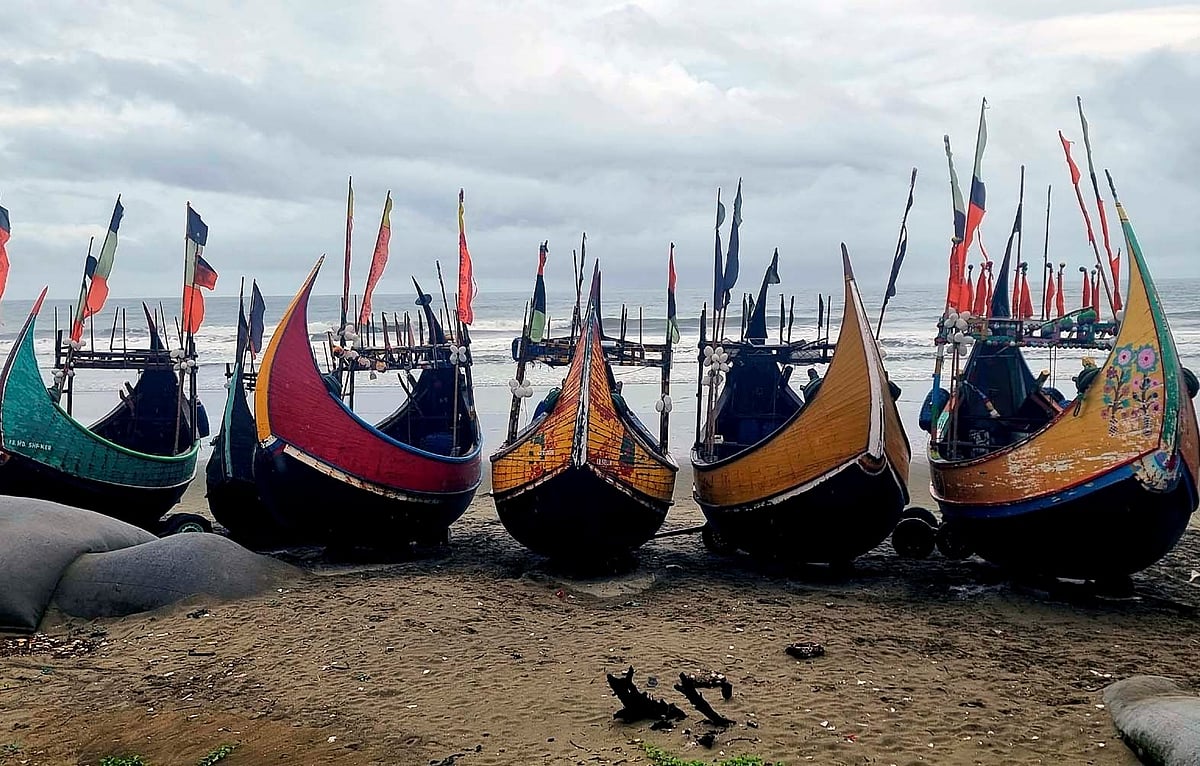 কক্সবাজার-টেকনাফ মেরিন ড্রাইভের শেষ প্রান্তে দেখা মিলবে রঙিন নৌকা। গতকাল দুপুরে
