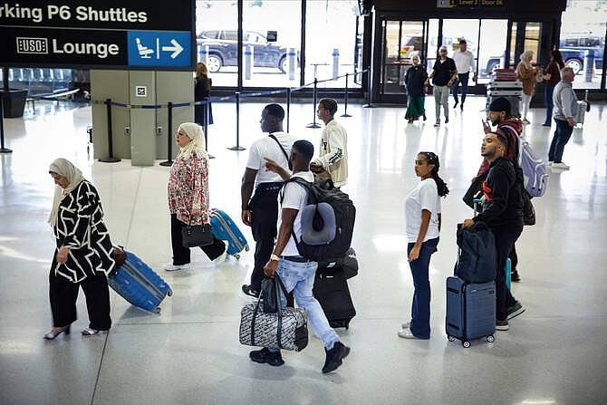 ট্রাম্পের ভ্রমণ নিষেধাজ্ঞায় অনেক শিক্ষার্থী আমেরিকায় যেতে পারছেন না