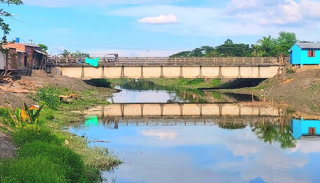 ভবদহে কপালিয়া বাজারের পাশে হরি নদে এই সেতুটি নদের প্রকৃত মাপের চেয়ে অনেক ছোট। পানি উন্নয়ন বোর্ড দুই পাশে মাটি ফেলে সেই সেতুর মাপের চেয়ে আরও সংকুচিত করেছে নদটিকে