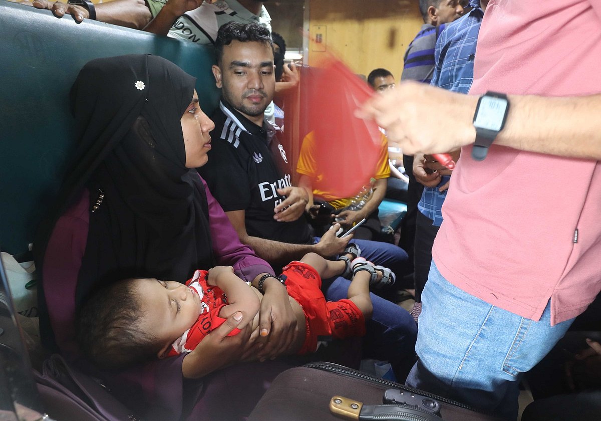 গরমে কাহিল হয়ে পড়া ১৭ মাসের আরিফুলকে বাতাস করছেন বাবা। আজ বিকেলে চারটায় চট্টগ্রাম রেলস্টেশনে