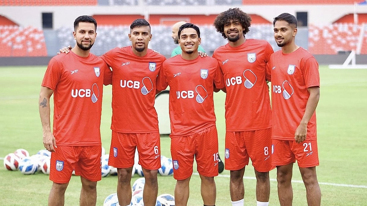 ভিনদেশ থেকে আসা বাংলাদেশের পাঁচ ফুটবলার (বাঁ থেকে) তারিক কাজী, জামাল ভূঁইয়া, ফাহামিদুল ইসলাম, হামজা চৌধুরী ও কাজেম শাহ